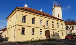 Stavebn&iacute; &uacute;pravy star&eacute; radnice v Podiv&iacute;ně