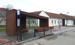 Autobusov&aacute; zast&aacute;vka a městsk&yacute; mobili&aacute;ř Ladn&aacute;