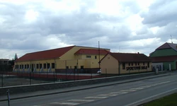 Tělocvična z&aacute;kladn&iacute; &scaron;koly Valtice - fas&aacute;da, zpevněn&eacute; plochy