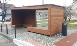 Autobusov&aacute; zast&aacute;vka a městsk&yacute; mobili&aacute;ř Ladn&aacute;