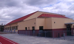 Tělocvična z&aacute;kladn&iacute; &scaron;koly Valtice - fas&aacute;da, zpevněn&eacute; plochy