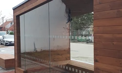 Autobusov&aacute; zast&aacute;vka a městsk&yacute; mobili&aacute;ř Ladn&aacute;