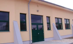 Tělocvična z&aacute;kladn&iacute; &scaron;koly Valtice - fas&aacute;da, zpevněn&eacute; plochy