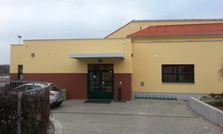 Tělocvična z&aacute;kladn&iacute; &scaron;koly Valtice - fas&aacute;da, zpevněn&eacute; plochy